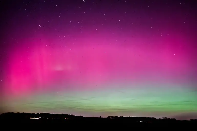 Polarlichter-leuchten-am-Abend-im-Nachthimmel-bei-Aalen-Ostalbkreis-Polarlichter-sind-im-Sueden-Deutschlands-ein-seltenes-Naturphaenomen-umso-aussergewoehnlicher-ist-ihr-Erscheinen-in-Baden-Wuerttemberg