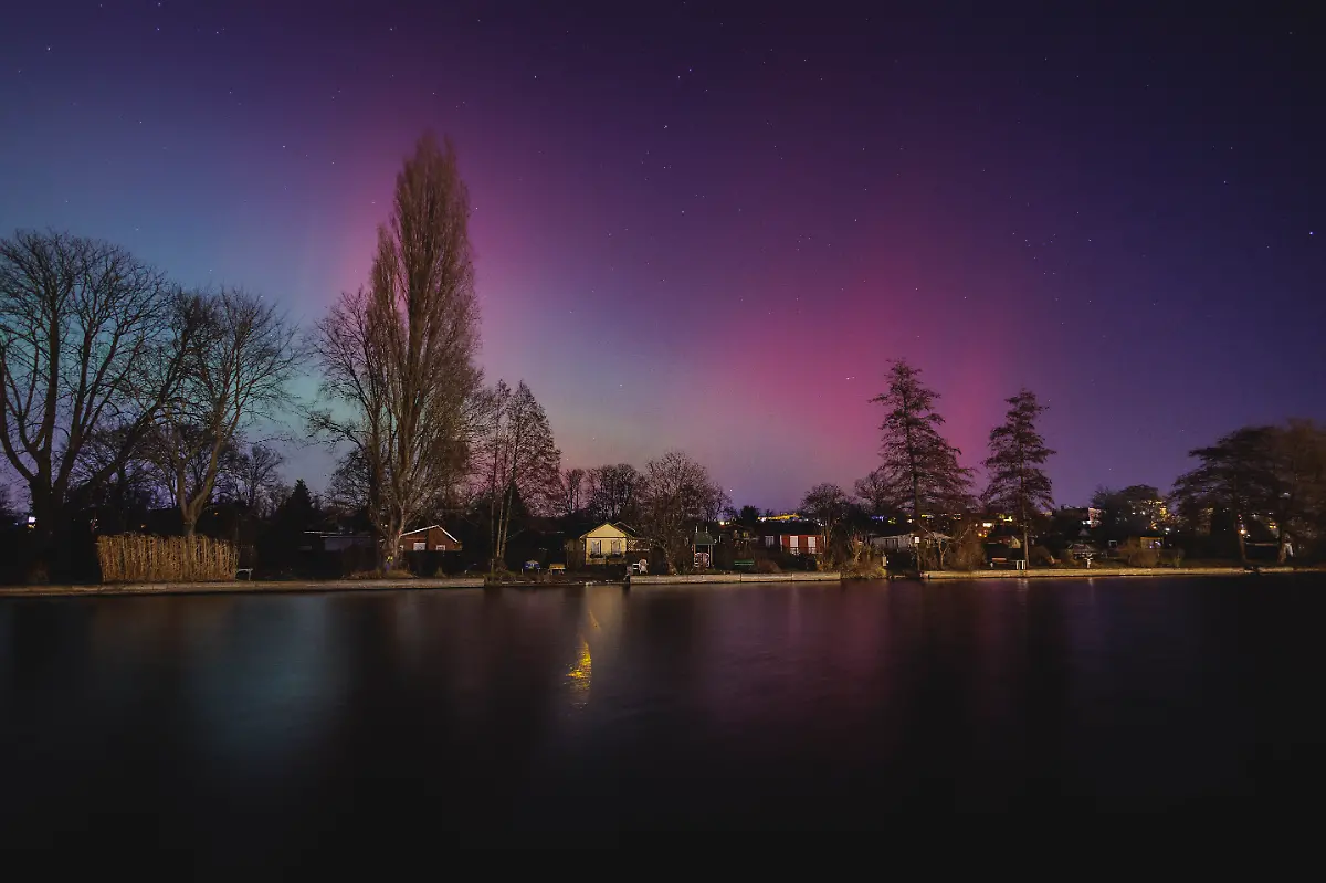 Polarlichter-ueber-der-Mueggelspree-im-Berliner-Bezirk-Koepenick-in-Berlin-19-01-2026