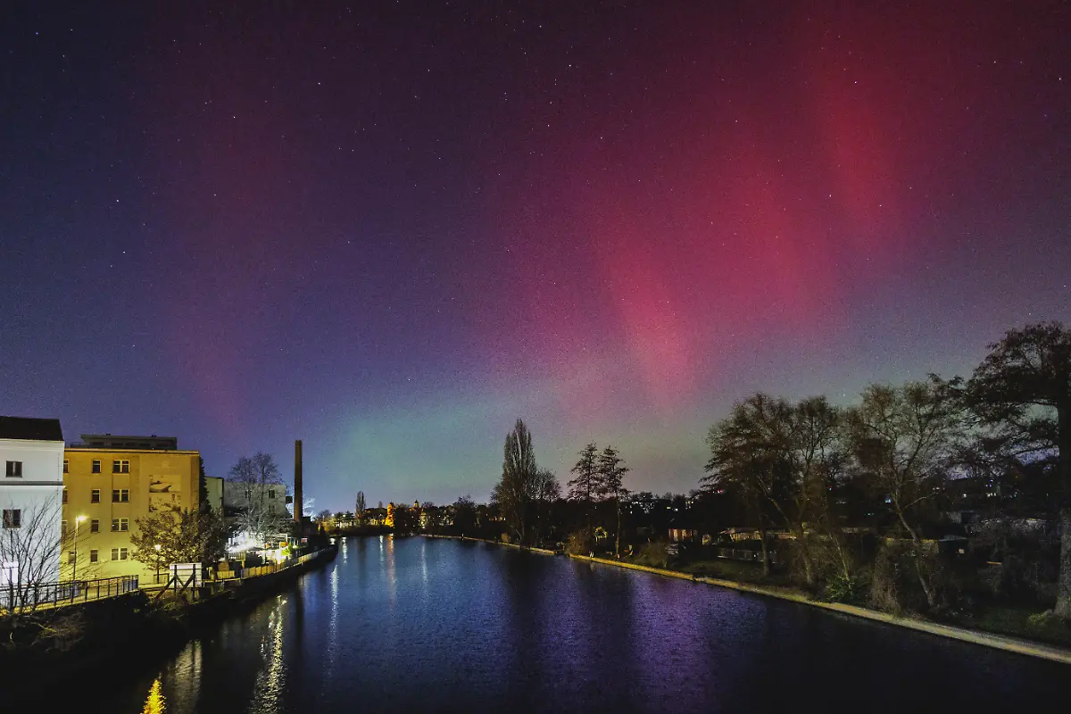 Polarlichter-ueber-der-Mueggelspree-im-Berliner-Bezirk-Koepenick-in-Berlin-19-01-2026