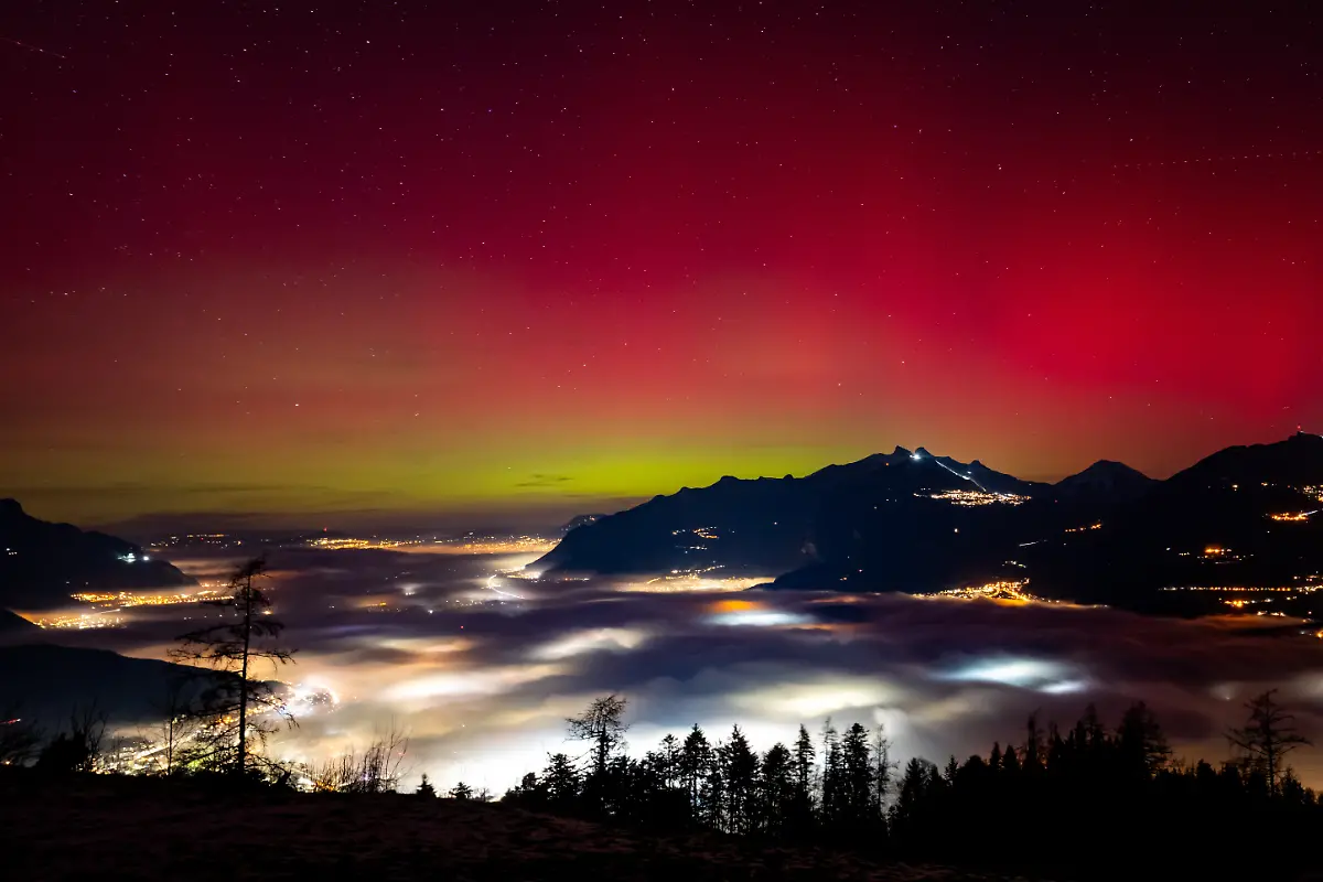 Die-Staedte-Monthey-Bex-und-Aigle-leuchten-unter-dem-Licht-des-Nordlichts-Aurora-Borealis