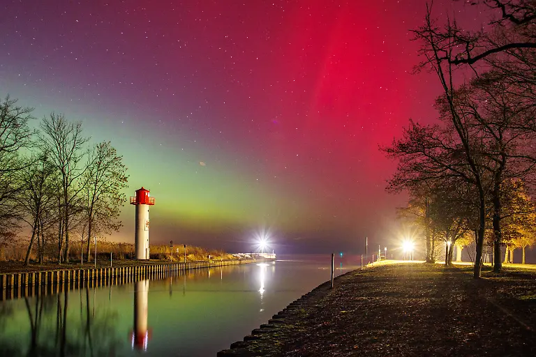 In-der-Nacht-vom-19-Januar-zum-20-Januar-2026-waren-starke-Polarlichter-am-Strand-in-Ueckermuende-zu-sehen