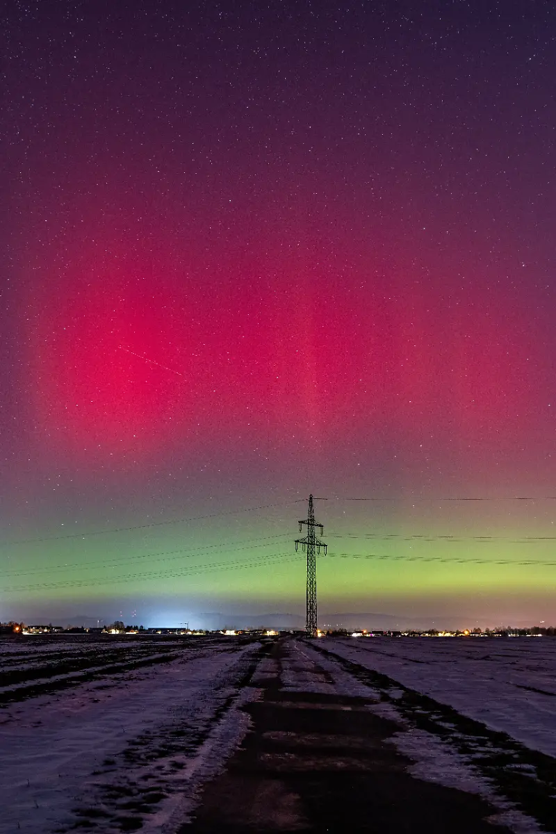 Polarlichter-leuchten-am-Nachthimmel-ueber-Niederbayern
