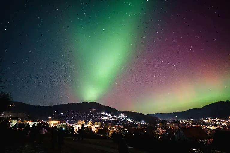 Polarlichter-aurora-borealis-ueber-der-thueringen-Universitaetsstadt-Jena-am-Abend-des-19-01