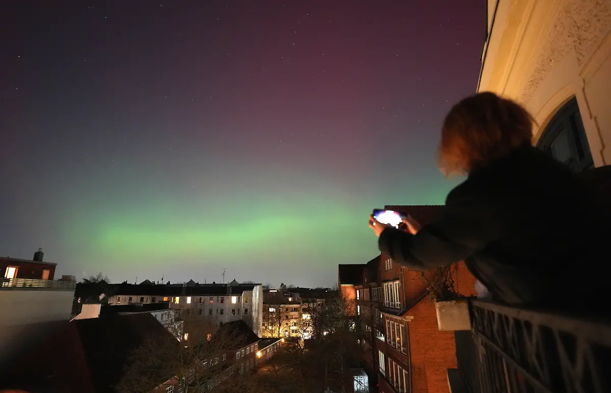 Polarlichter-leuchten-am-Nachthimmel-ueber-der-Hansestadt-Hamburg