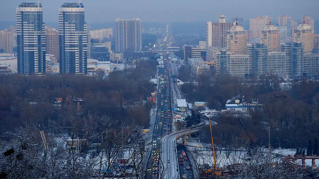 In-den-Stadtteilen-Kiews-am-linken-Ufer-des-Flusses-Dnipro-ist-nach-neuerlichen-russischen-Angriffen-neben-der-Waerme-auch-die-Wasserversorgung-ausgefallen