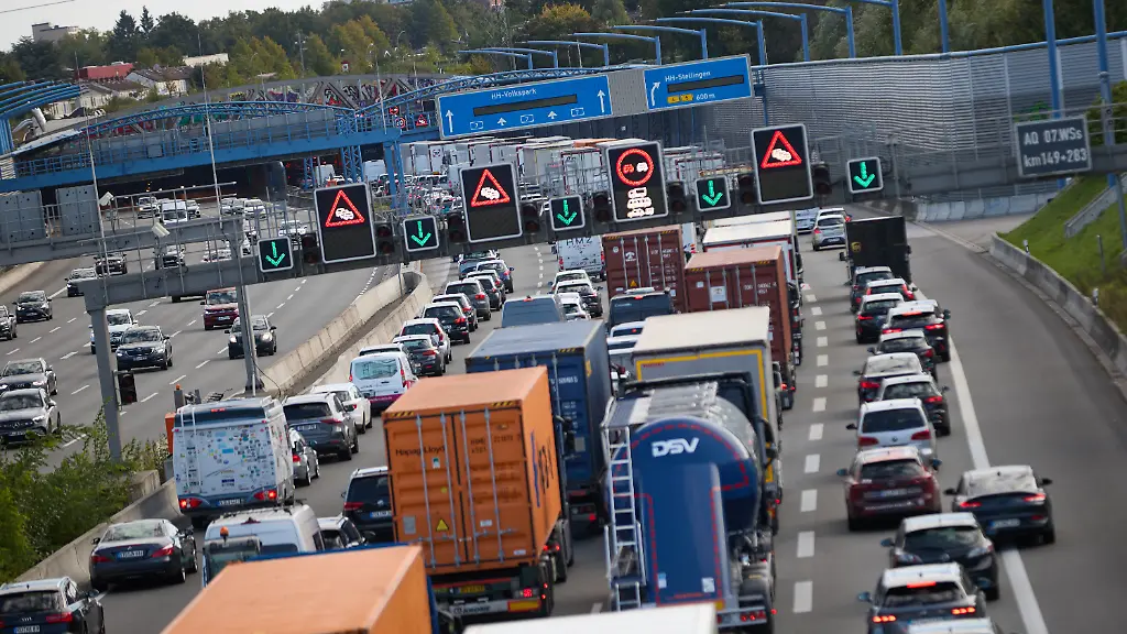 Blick-auf-die-A7-kurz-vor-der-Abfahrt-Stellingen-Der-Elbtunnel-wird-am-Wochenende-fuer-55-Stunden-gesperrt-Von-22-Uhr-am-Freitag-26-September-bis-Montagmorgen-29-September-5-Uhr-ist-der-Abschnitt-der-Autobahn-7-zwischen-den-Anschlussstellen-Hamburg-Stellingen-und-Hamburg-Heimfeld-in-beide-Fahrtrichtungen-nicht-befahrbar