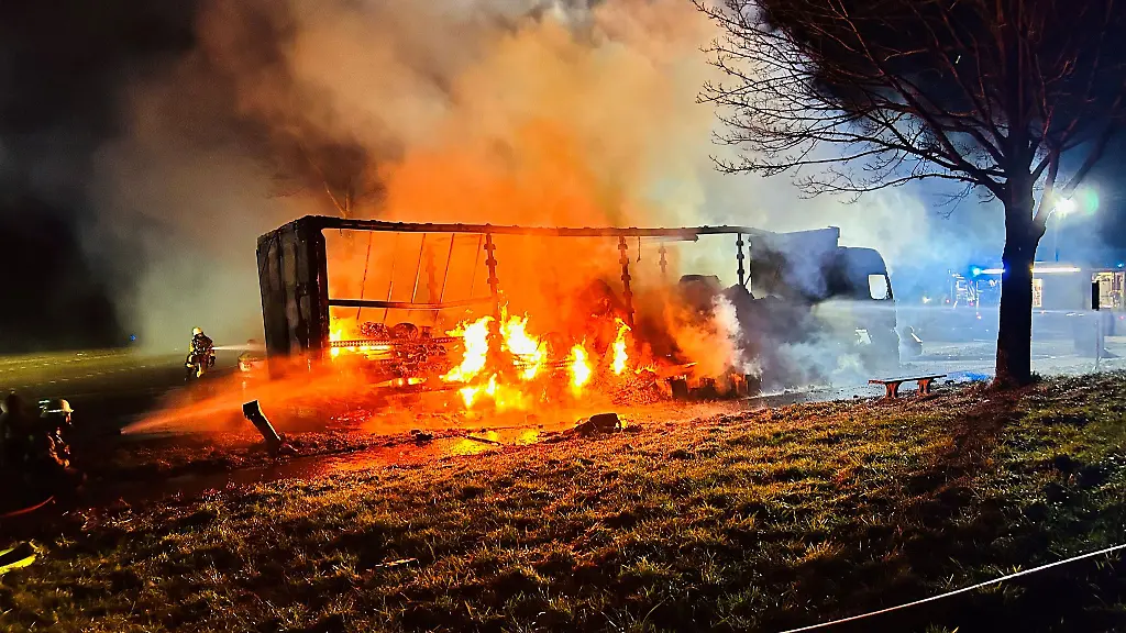 Ein-Lastwagen-stand-im-Vollbrand-der-Fahrer-konnte-sich-rechtzeitig-in-Sicherheit-bringen