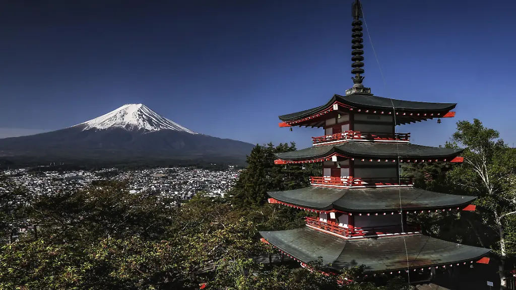 Chureito-Pagode-mit-Blick-auf-den-Fujisan-im-Morgenlicht-in-Fujiyoshida-Fujiyoshida-Japan