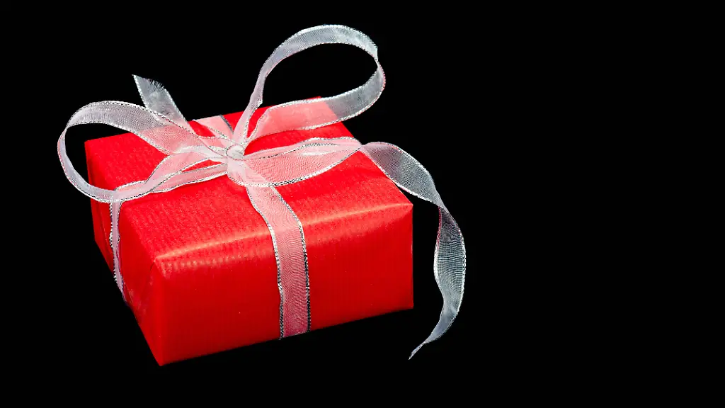 Red-and-Silver-Xmas-Gift-Box-on-Black-Single-red-and-silver-Xmas-gift-box-on-a-black-background-PUBLICATIONxINxGERxSUIxAUTxONLY-Copyright-xtimhx-1209004