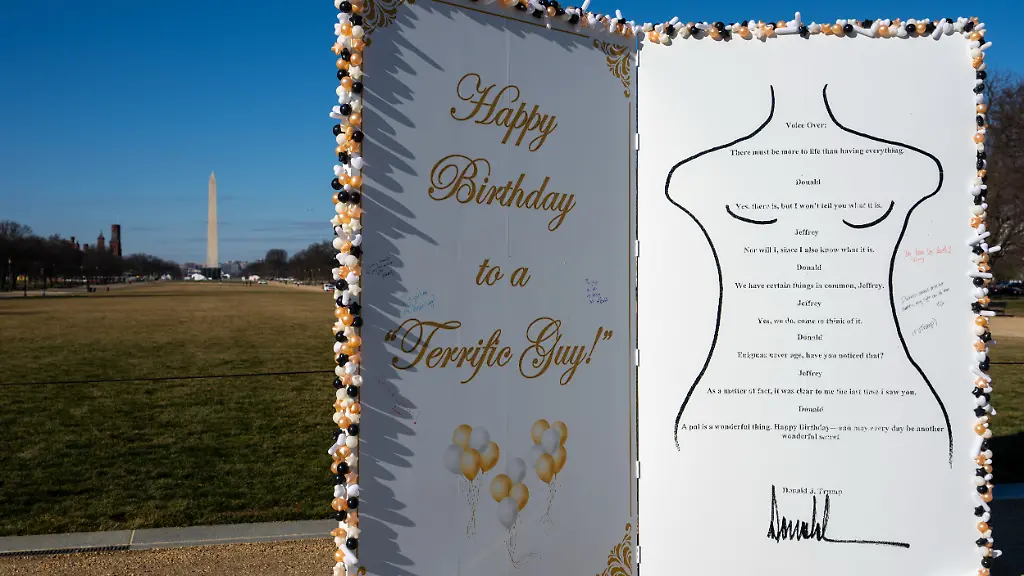 Eine-Kunstinstallation-an-der-National-Mall-zeigt-Geburtstagsgruesse-die-der-mittlerweile-gestorbene-Sexualstraftaeter-Epstein-vor-rund-20-Jahren-erhielt-und-die-angeblich-vom-heutigen-US-Praesident-Trump-stammen-Dabei-handelt-es-sich-laut-einem-CNN-Bericht-um-die-juengste-Aktion-einer-Gruppe-die-sich-The-Secret-Handshake-nennt