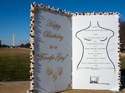 Mit Trump-Unterschrift: Gruppe inszeniert heikle Epstein-Grußkarte im XXL-Format