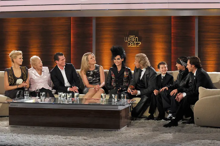 Bildnummer-53501185-Datum-03-10-2009-Copyright-imago-Sven-Simon-von-links-Wettpaten-Schauspielerin-Veronica-FERRES-und-Marga-SPIEGEL-Wettpaten-Bundeswirtschaftsminister-Karl-Theodor-zu-GUTTENBERG-und-Ehefrau-Stephanie-Saenger-Bill-KAULITZ-von-Tokio-Hotel-Moderator-Thomas-GOTTSCHALK-Schauspieler-Jonas-HAeMMERLE-Saenger-Tom-KAULITZ-und-Regisseur-Michael-Bully-HERBIG-Talk-auf-der-Couch-Wetten-dass-aus-der-Messehalle-Freiburg-03-10-2009-People-TV-Wetten-Dass-Freiburg-kbdig-xcb-2009-quer-Wetten-dass