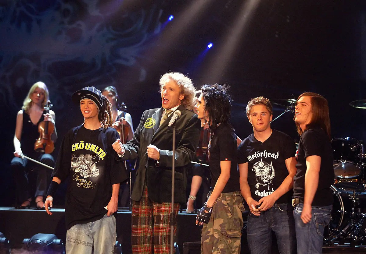 Bildnummer-51180255-Datum-01-04-2006-Copyright-imago-Sven-Simon-Fernsehmoderator-Thomas-Gottschalk-GER-singt-mit-Tokio-Hotel-GER-v-l-n-r-Tom-Kaulitz-Bill-Kaulitz-Gustav-Schaefer-Georg-Listing-waehrend-der-Sendung-Wetten-dass