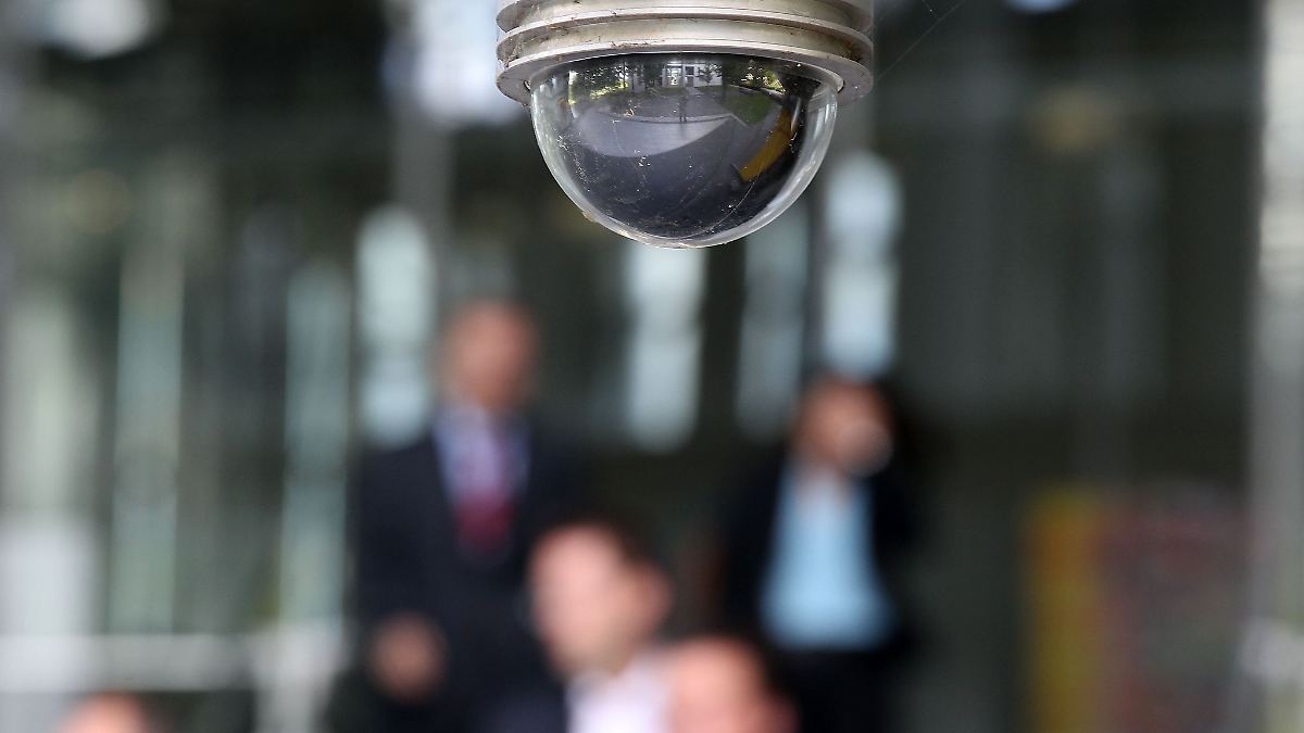 Frage-aus-dem-Arbeitsrecht-berwachung-am-Arbeitsplatz-Wann-darf-gefilmt-werden-