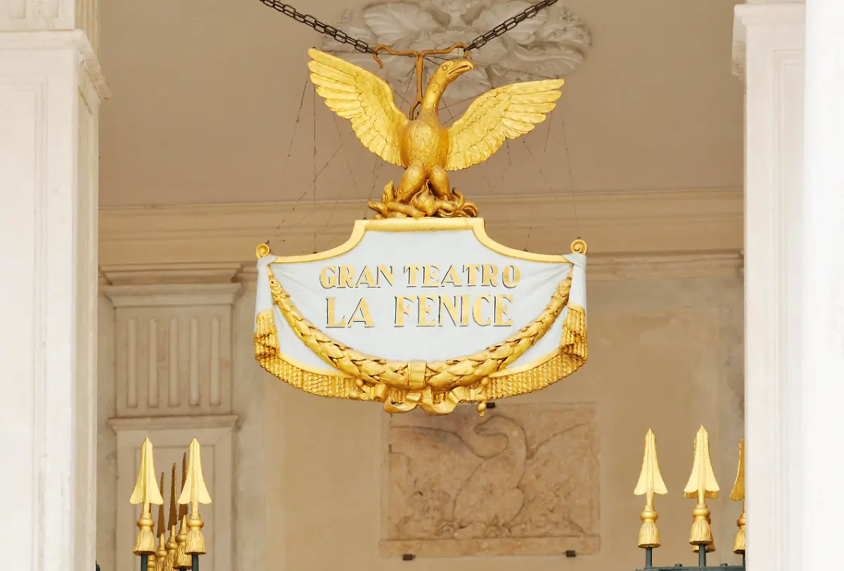 Logo-des-Teatro-La-Fenice-im-Eingangsbereich-Opernhaus-Campo-San-Fantin-San-Marco-Venezia-Venetien-Italien-Europa