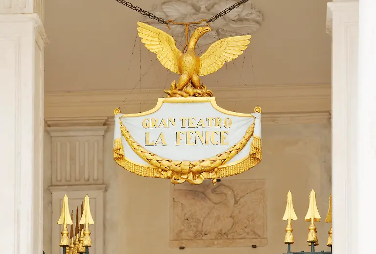 Logo-des-Teatro-La-Fenice-im-Eingangsbereich-Opernhaus-Campo-San-Fantin-San-Marco-Venezia-Venetien-Italien-Europa