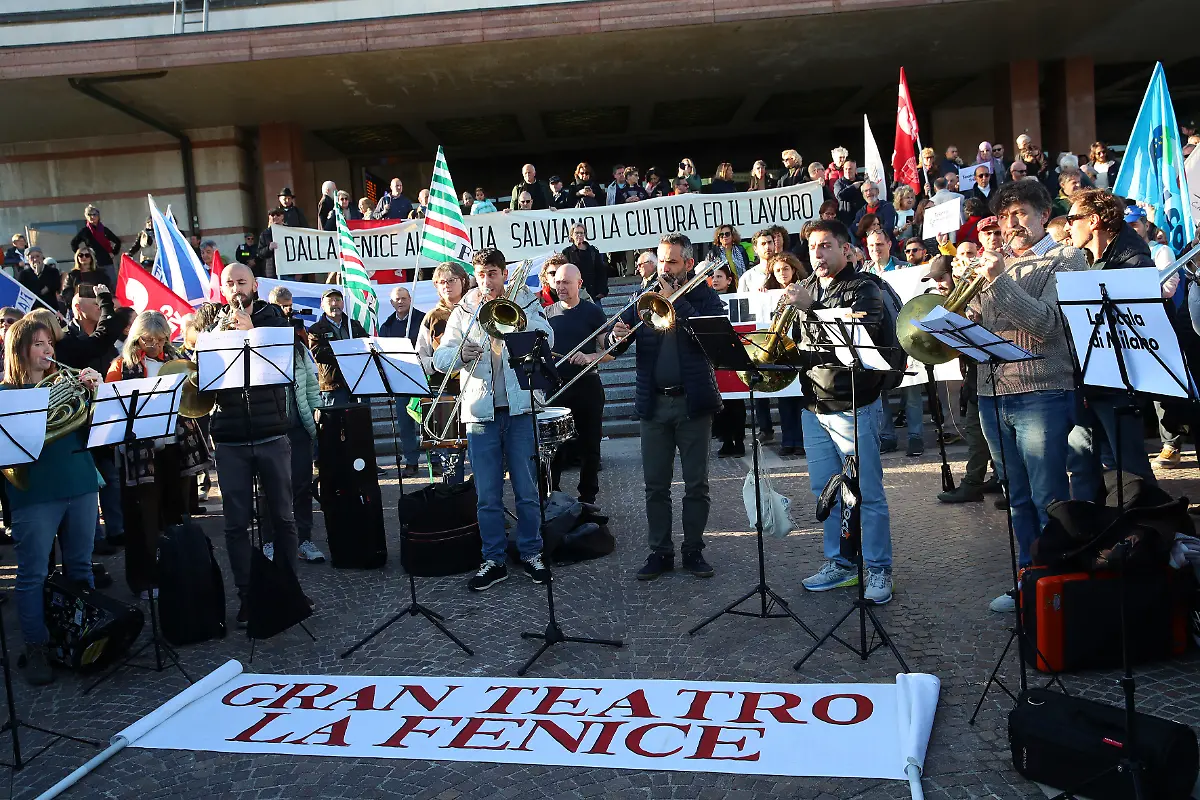 I-musicisti-e-i-lavoratori-della-Fenice-di-Venezia-protestano-contro-la-nomina-di-Beatrice-Venezi-a-direttrice-musicale-avvenuta-senza-coinvolgimento-dellA-a-a-orchestra-Venezia-10-novembre-2025-Foto-di-Paola-Garbuio-Lapresse