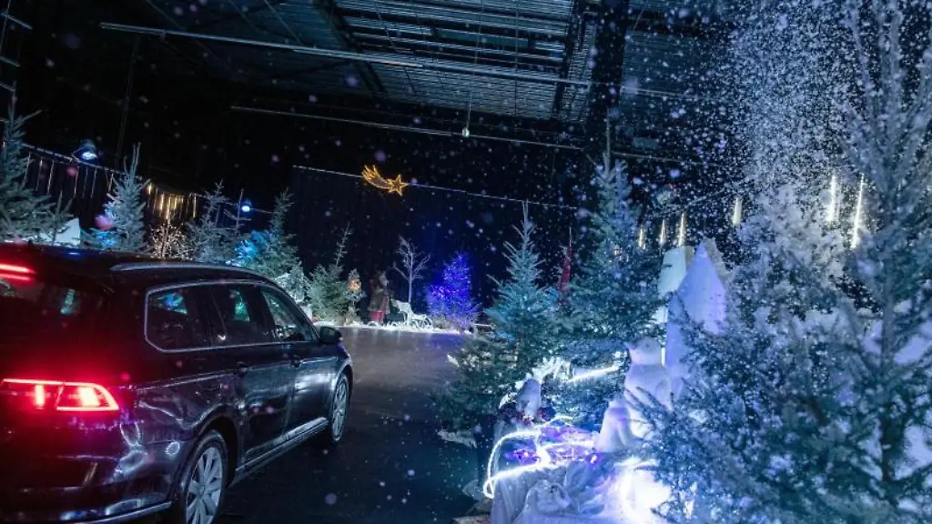 Ein-Auto-faehrt-im-Wunderland-Kalkar-durch-einen-Teil-des-Winter-Wunderland-Drive-In