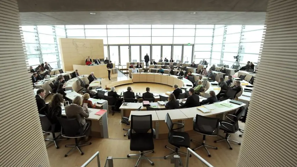 Abgeordnete-sitzen-im-Landtag-in-Kiel