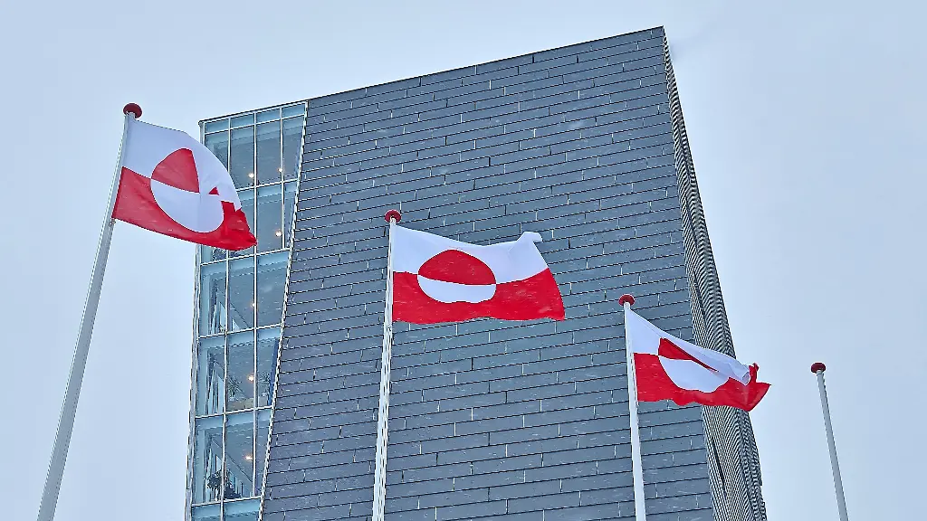 Nuuk-Groenland-Groenlaendische-Fahnen-vor-Regierungsgebaeuden