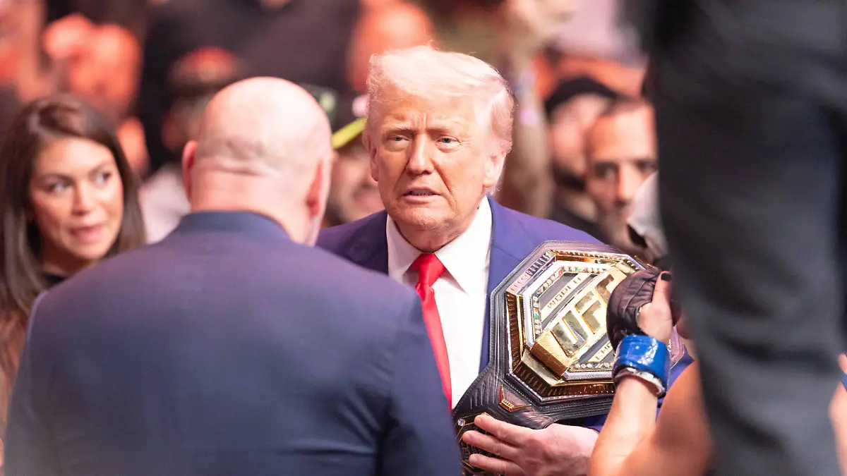 UFC-316-in-New-Jersey-Kayla-Harrison-blue-gloves-battles-Julianna-Pena-red-gloves-for-the-UFC-womens-bantamweight-title-at-UFC-316-with-former-President-Donald-Trump-in-attendance-Trump-is-seen-congratulating-Harrison-after-she-wins-the-belt-in-Newark-New-Jersey-on-Saturday-June-7-2025-new-jersey-nj-usa-Copyright-xVANESSAxCARVALHOx