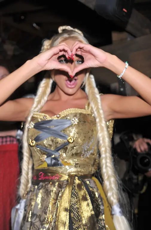 Das-Model-Gina-Lisa-Lohfink-feiert-am-Sonntag-18-09-2011-in-Muenchen-Oberbayern-auf-der-Wiesn-im-Kaeferzelt-Das-178-Muenchner-Oktoberfest-lockt-bis-zum-03-Oktober-2011-Besucher-aus-aller-Welt-in-die-bayerische-Landeshauptstadt