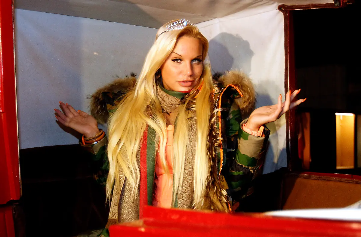 APA6111232-06122011-WIEN-OeSTERREICH-Im-Rahmen-eines-Pressetermins-posiert-am-Mittwoch-06-Dezember-2011-Model-Gina-Lisa-Lohfink-fuer-die-Kameraleute-in-einem-Fiaker-in-Wien