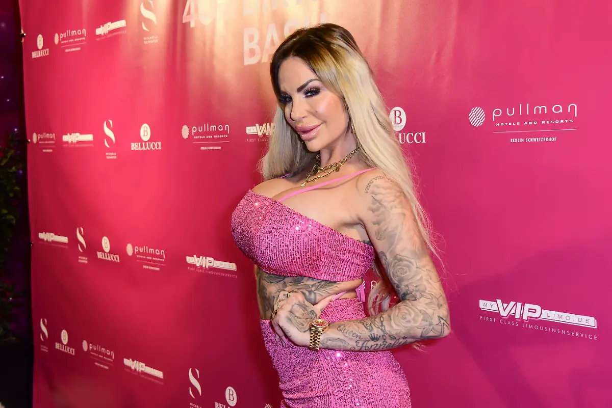 Gina-Lisa-Lohfink-bei-der-40-Geburtstagsfeier-von-Micaela-Schaefer-Micas-40th-Birthday-Bash-im-Bellucci-am-01-11