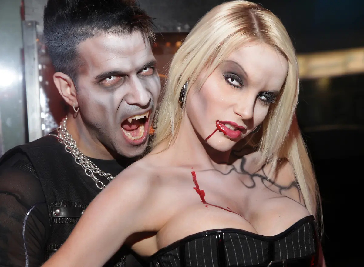 Marc-Terenzi-Freundin-Gina-Lisa-Lohfink-Vampir-Party-Titty-Twister-Night-im-Berliner-Club-La-Catrina-Schoenhauser-Allee