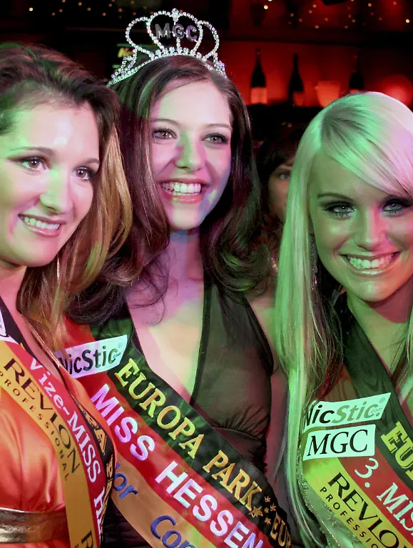 Die-ehemalige-Miss-Hessen-2007-Sofia-Keller-M-steht-nach-der-Miss-Wahl-in-Hanau-zwischen-den-zweit-und-drittplazierten-Kandidatinnen-Foto-vom-Januar-2007-Die-Zeit-als-schoenste-Frau-des-Landes-war-aufregend-und-spannend-ist-mittlerweile-aber-fuer-sie-abgeschlossen-so-die-22-Jaehrige-Heute-konzentriert-sich-sie-sich-auf-ihren-Beruf-als-Augenoptikerin-Foto-Lilli-Keller-dpa-lhe-zu-dpa-Korr-Ex-Miss-Hessen-legt-immer-noch-Wert-auf-Optik-vom-08-06