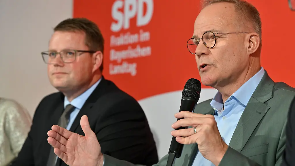 Matthias-Miersch-Chef-der-SPD-Bundestagsfraktion-r-und-Bayerns-SPD-Fraktionschef-Holger-Griesshammer-in-Bad-Aibling
