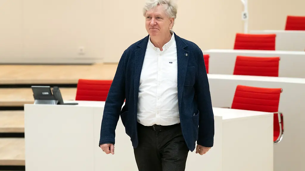 Der-Brandenburger-Ex-BSW-Landtagsabgeordnete-Andre-von-Ossowski-parteilos-will-ein-Gesetz-aendern-damit-er-und-zwei-weitere-Abgeordnete-im-Landtag-eine-Gruppe-bilden-koennen-Archivbild