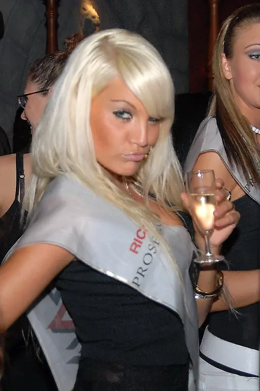 Gina-Lisa-Lohfink-Queen-of-the-world-Internet-Teilnehmerin-der-Queen-of-the-world-Wahl-2007-Sponsoren-Besuch-Cocktailbar-Frankfurt-Hessen-Deutschland-Europa-Cocktail-Bar-Champagner-Alkohol-Scherpe-Blond-sexy-Model-Promi-JB-FTP-P-Nr-467-2008-01-12-2007-Foto-P