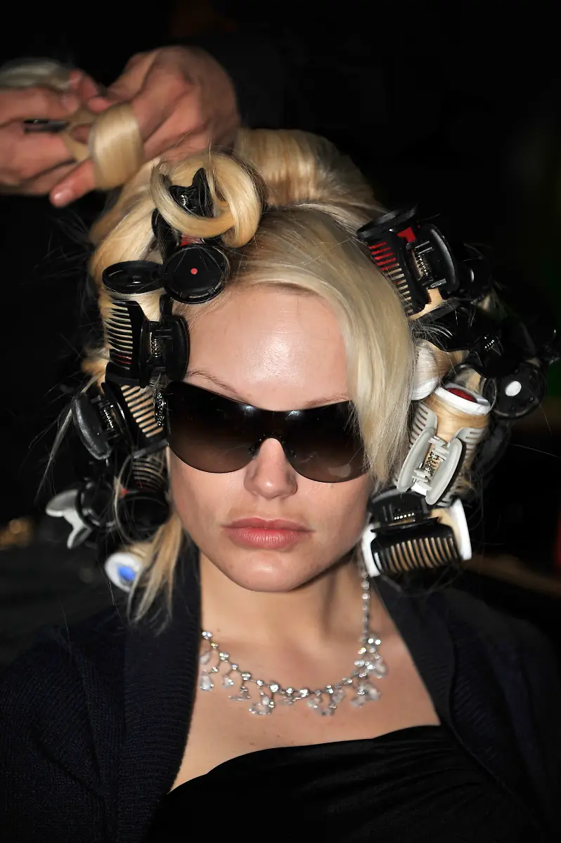 Model-Gina-Lisa-wird-Sonntag-05-04-2009-im-Europapark-in-Rust-frisiert-Lisa-ist-eine-der-Darstellerinnen-der-Gruselshow-Terenzi-Horror-Nights-die-vom-25-09-2009-bis-zum-01-11-2009-im-Europapark-in-Rust-zu-sehen-sein-wird