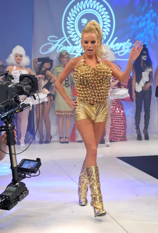 Model-Gina-Lisa-praesentiert-am-Montag-01-02-2010-im-Alten-Wartesaal-in-Koeln-bei-der-Lambertz-Monday-Night-Schoko-Fashion-Modenschau-eine-Kreation-aus-Suesswaren-Die-Party-des-Suesswarenherstellers-Lambertz-fand-traditionell-im-Rahmen-der-Internationalen-Suesswaren-Messe-statt