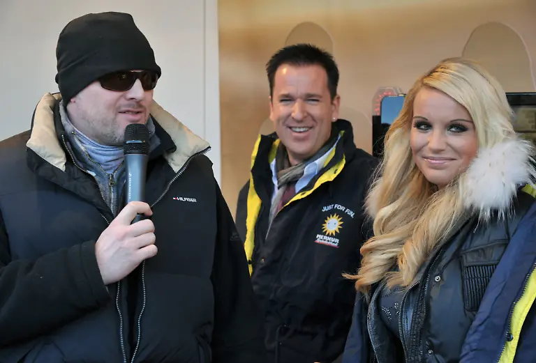 Stefan-Raab-Michael-Wendler-und-Gina-Lisa-Lohfink-aufgenommen-am-Donnerstag-18-03-2010-in-Oberhof-bei-einer-Pressekonferenz-vor-Beginn-der-Wok-WM