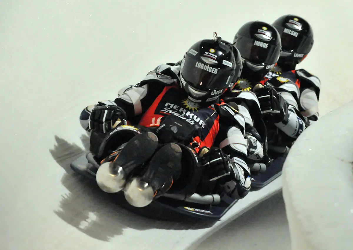Tim-Lobinger-Gina-Lisa-Lohfink-Peter-Imhof-und-Juergen-Milski-fahren-am-Freitag-19-03-2010-in-Oberhof-bei-der-Wok-WM-durch-den-Eiskanal-der-Bob-und-Rodelbahn-Oberhof-Den-Wettbewerb-der-in-ProSieben-uebertragen-wurde-verfolgten-rund-6-000-Zuschauer-vor-Ort