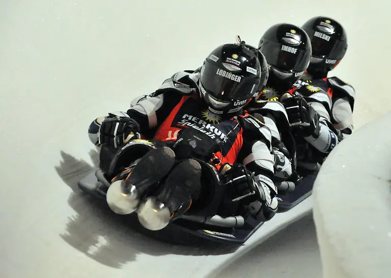 Tim-Lobinger-Gina-Lisa-Lohfink-Peter-Imhof-und-Juergen-Milski-fahren-am-Freitag-19-03-2010-in-Oberhof-bei-der-Wok-WM-durch-den-Eiskanal-der-Bob-und-Rodelbahn-Oberhof-Den-Wettbewerb-der-in-ProSieben-uebertragen-wurde-verfolgten-rund-6-000-Zuschauer-vor-Ort