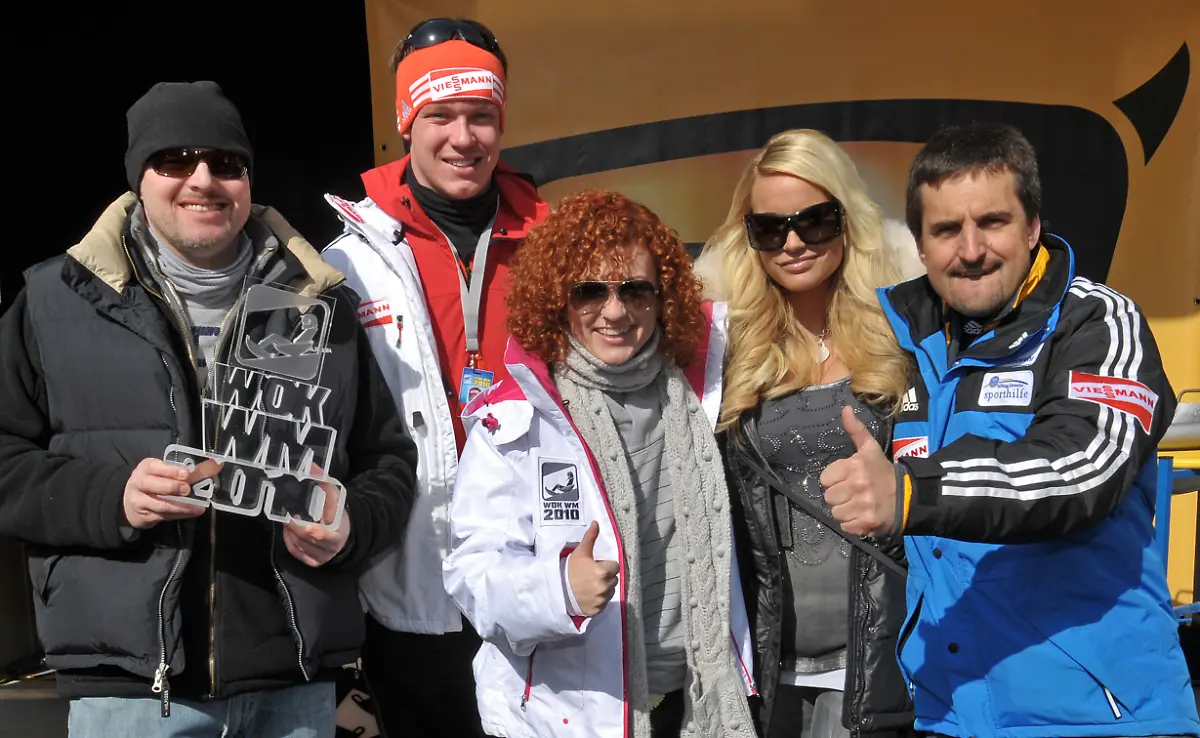 Der-Moderator-Stefan-Raab-Rodler-Felix-Loch-Saengerin-Lucy-Diakovska-Model-Gina-Lisa-Lohfink-und-der-fruehere-Rodelweltmeister-Georg-Hackl-l-r-stehen-am-Donnerstag-18-03-2010-in-Oberhof-bei-einer-Pressekonferenz-vor-Beginn-der-Wok-WM-beisammen-Der-Wettbewerb-der-von-ProSieben-uebertragen-wird-beginnt-am-19-Maerz-vor-rund-6000-Zuschauern-Der-Zirkus-der-Wok-WM-macht-erstmals-in-Thueringen-Station-Foto-Martin-Schutt-dpa-lth-zu-dpa-001-vom-18-03