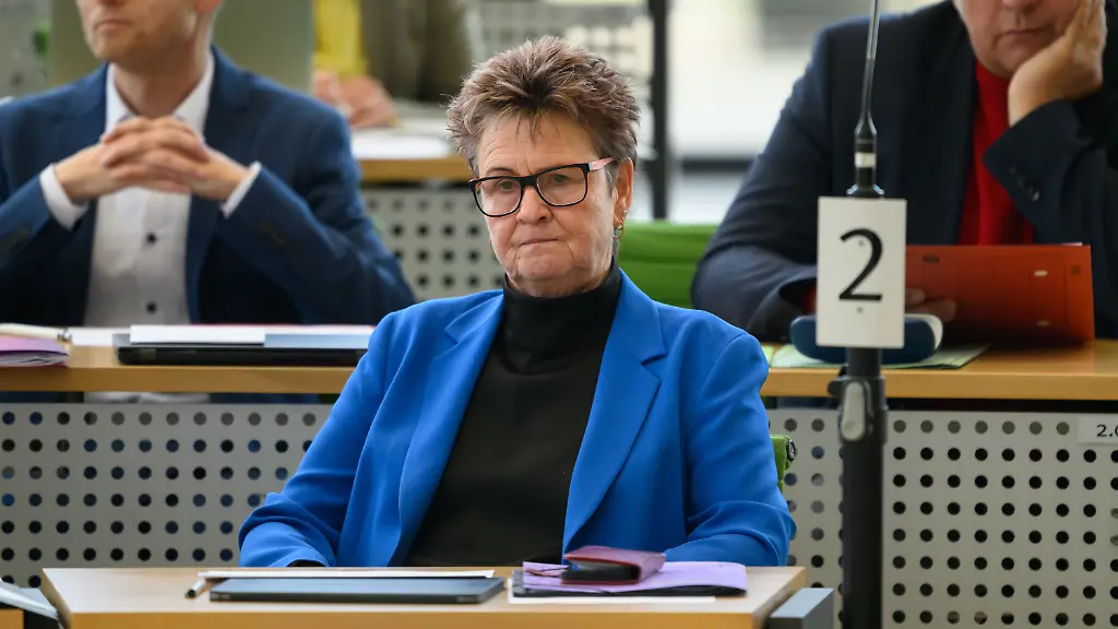 Sabine-Zimmermann-scheidende-Fraktionsvorsitzende-des-BSW-Sachsen-verfolgt-die-Sitzung-des-Saechsischen-Landtags-im-Plenarsaal