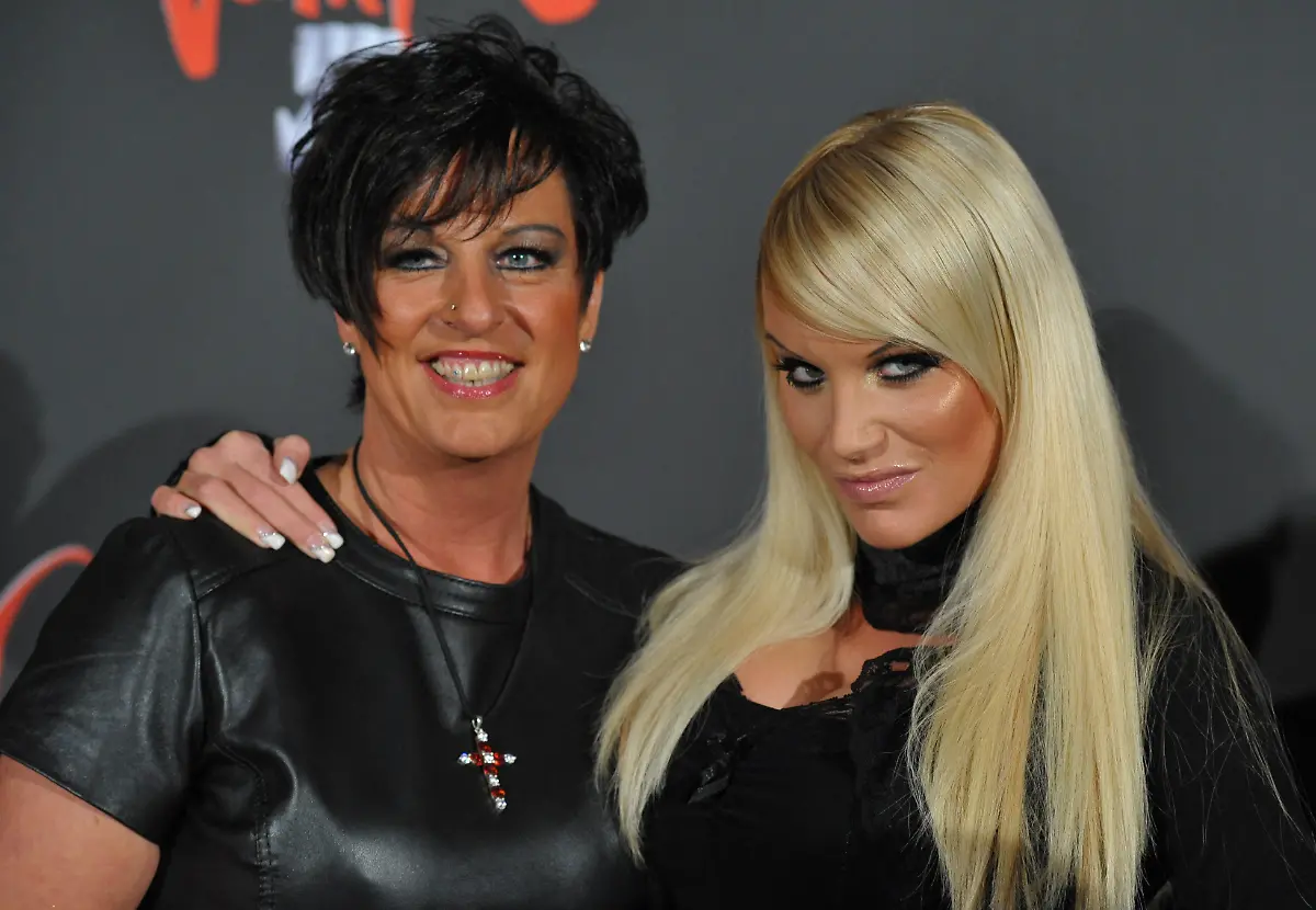 Gina-Lisa-Lohfink-r-und-ihre-Mutter-Petra-kommen-am-Donnerstagabend-25-02-2010-zur-Premierenvorstellung-des-Musicals-Tanz-der-Vampire-in-Stuttgart