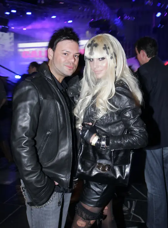 Model-Gina-Lisa-Lohfink-posiert-mit-Begleiter-am-Donnerstag-05-11-2009-bei-der-After-Show-Party-zu-den-MTV-European-Music-Awards-im-Hangar-2-in-Berlin