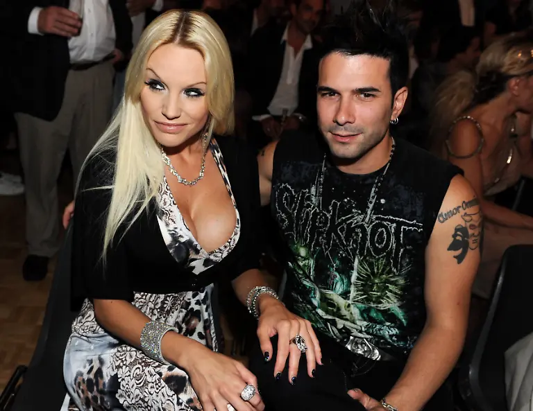 Der-Saenger-Marc-Terenzi-und-das-Model-Gina-Lisa-Lohfink-posieren-am-Dienstag-30-06-2009-in-Muenchen-Oberbayern-bei-der-Verleihung-des-Shocking-Shorts-Award-eine-Treppe-herunter-Der-Preis-wird-jaehrlich-im-Rahmen-des-Filmfest-Muenchen-an-junge-Regisseure-durch-den-Sender-13th-Street-verliehen-dieses-Jahr-im-Jagd-und-Fischereimuseum