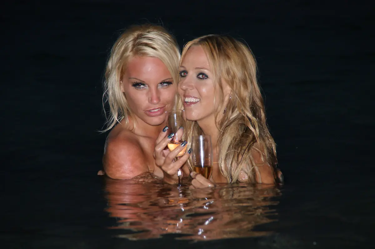 Gina-Lisa-Wildes-Geknutsche-mit-Loona-Gina-Lisa-Lohfink-and-singer-Loona-spend-some-time-on-the-beach-at-Portals-Nous-Mallorca-Spain-29-06-2011-WENN-9425450