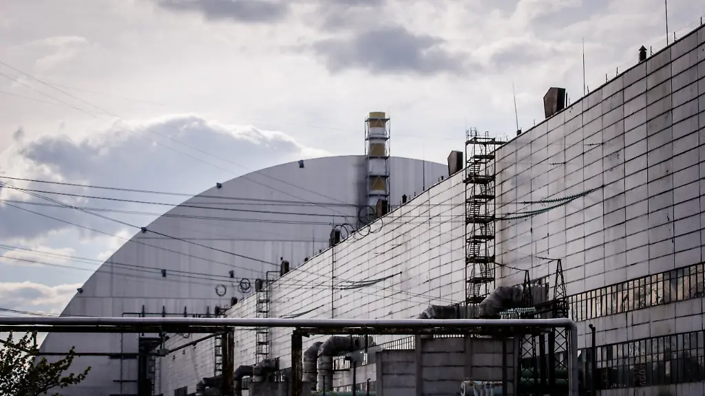 38-Jahre-Tschernobyl-Gau-NUR-FUeR-REDAKTIONELLE-ZWECKE-EDITORIAL-USE-ONLY-Ansicht-des-Atomkraftwerks-in-Tschernobyl-am-Samstag-20-April-2024-Die-Kernschmelze-im-Block-4-fuehrte-am-26-April-1986-zu-einem-weltweiten-Super-Gau-Im-August-2007-wurde-ueber-dem-alten-Sarkophag-von-2010-bis-2016-die-neue-Schutzhuelle-New-Safe-Confinement-NSC-durch-das-Konsortium-Novarka-errichtet