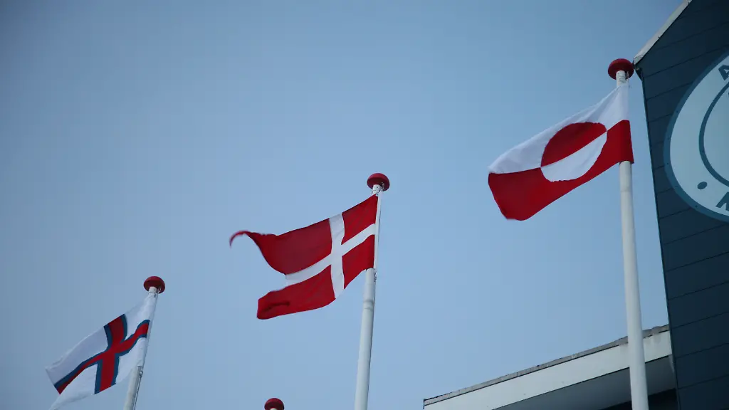 Die-Flaggen-der-Faeroeer-Inseln-sowie-von-Daenemark-und-Groenland-wehen-vor-dem-Arktischen-Kommando-in-der-groenlaendischen-Hauptstadt-Nuuk