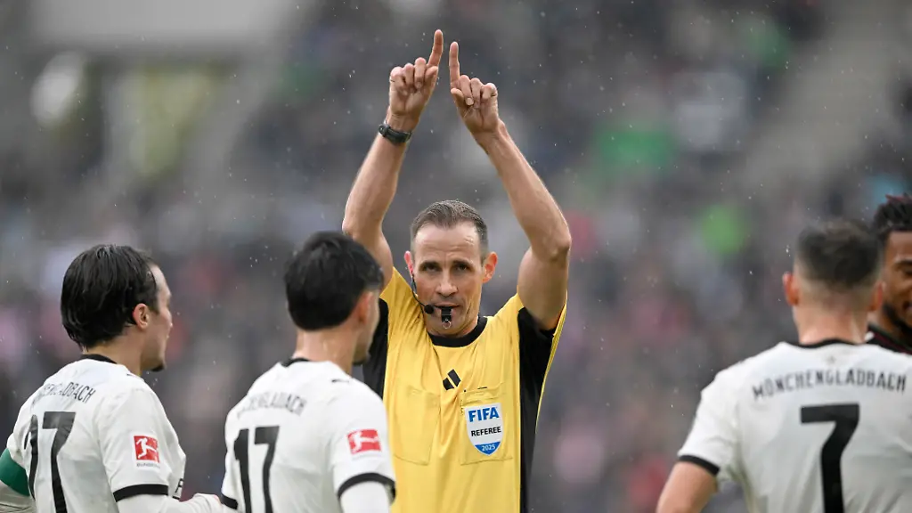 Schiedsrichter-Sascha-Stegemann-macht-das-zeichen-fuer-den-VAR-Einsatz-Gestik-Fussball-1-Bundesliga-8-Spieltag-Borussia-Moenchengladbach-Bayern-Muenchen-am-25-10-2025-in-Moenchengladbach-Deutschland