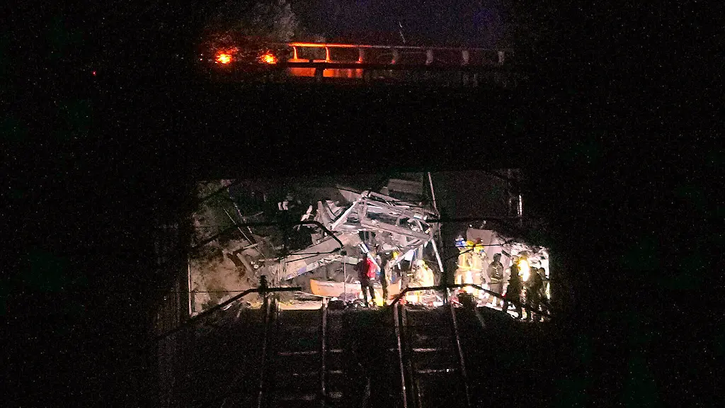 Rettungsteams-arbeiten-an-einer-Unfallstelle-nach-einem-Zugunglueck-Zwei-Tage-nach-dem-schweren-Zugunglueck-in-Suedspanien-ist-es-in-Katalonien-im-Nordosten-des-Landes-zu-einem-weiteren-Bahnunfall-gekommen