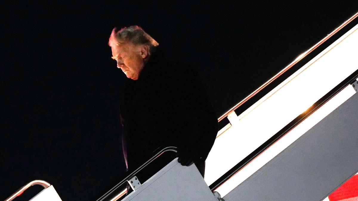 -Kleines-Problem-am-Flugzeug-Trump-mit-stundenlanger-Versp-tung-auf-dem-Weg-nach-Davos