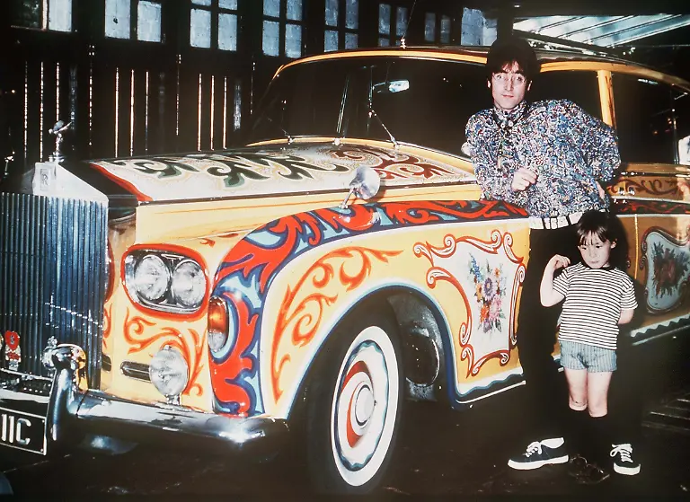 Der-Beatle-John-Lennon-steht-mit-seinem-1963-geborenen-Sohn-Julian-vor-seinem-buntbemalten-Rolls-Royce-aufgenommen-Mitte-Ende-der-1960er-Jahre